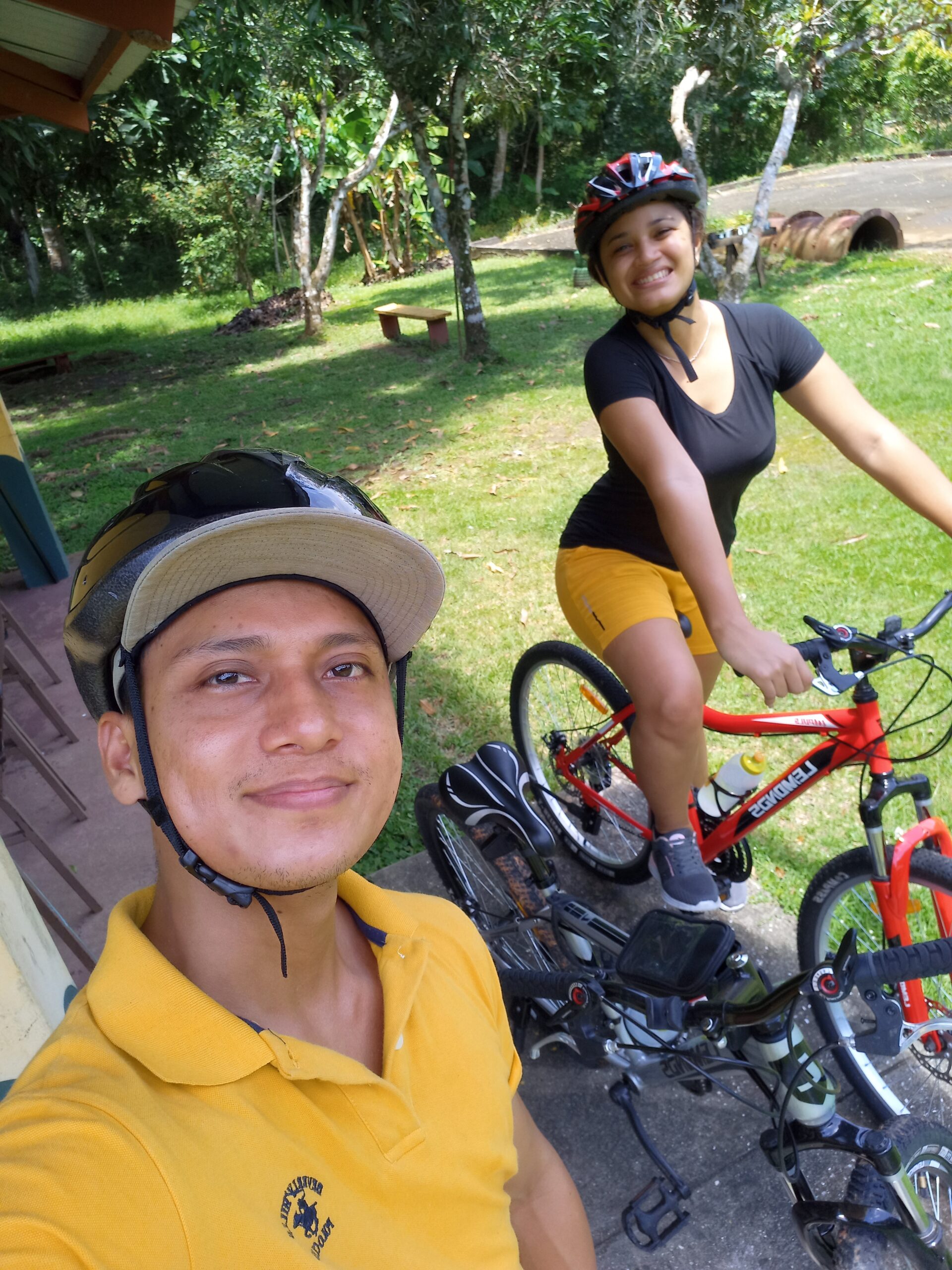 pareja en bicicleta vestida de amarillo