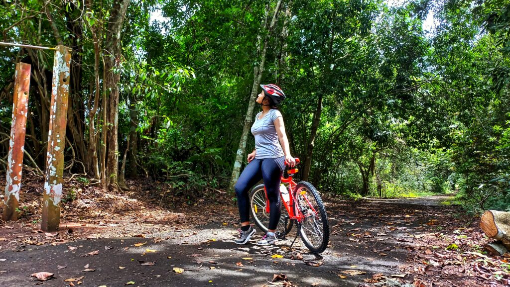 mujer con bicicleta en trillo tití en panmá pacífico